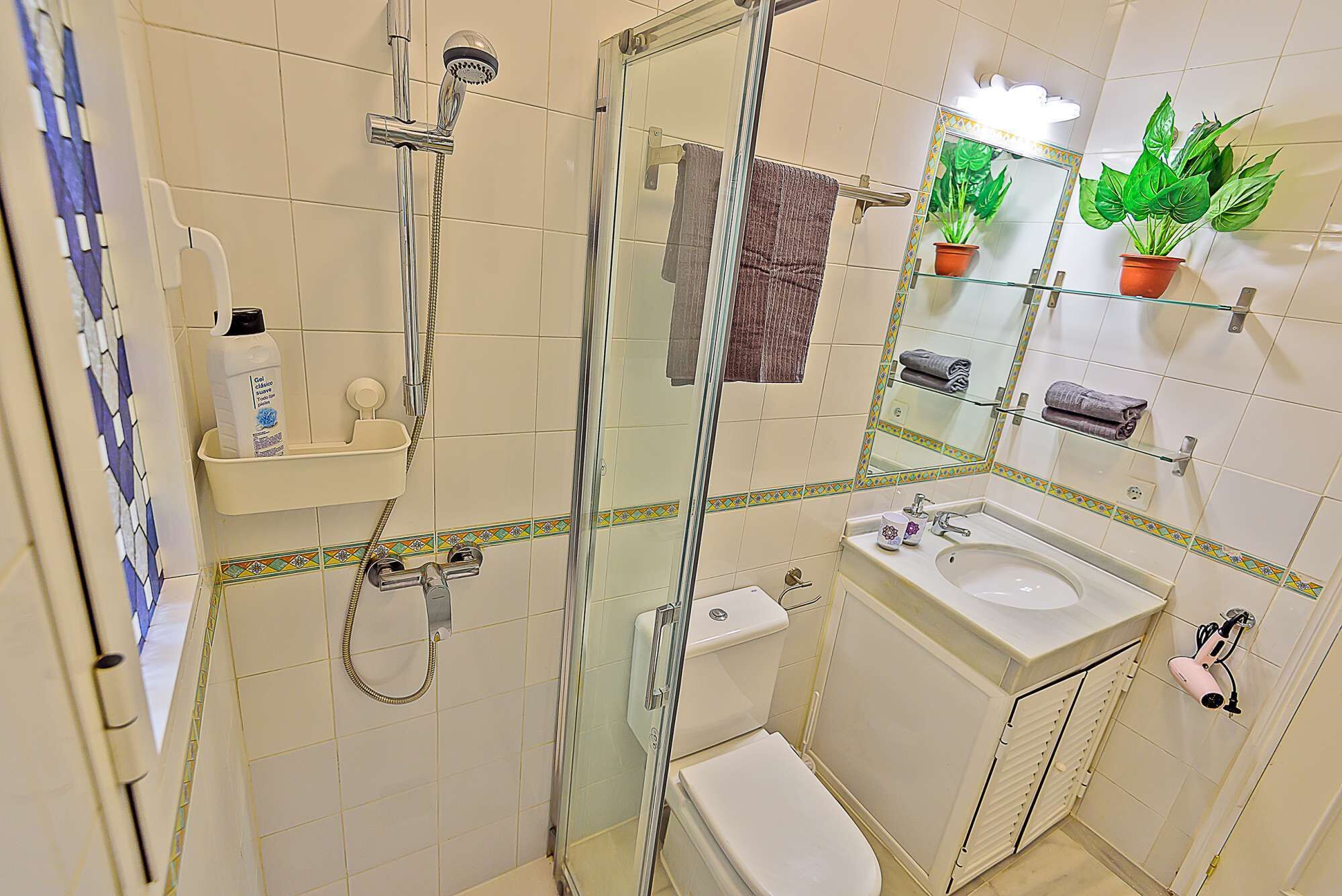 Bruser, miljøvenlige toiletartikler, hårtørrer, bidet