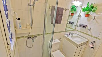 Bruser, miljøvenlige toiletartikler, hårtørrer, bidet