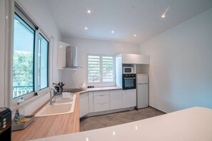 Fridge, microwave, oven, stovetop - Charmant Havre de Paix Ventilé (Le Gosier)