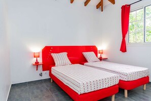 2 chambres, fer et planche à repasser, Wi-Fi, draps fournis