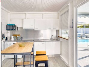 Kylskåp, mikrovågsugn, ugn och diskmaskin