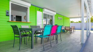 Outdoor dining - Villa des Gîtes Arc-en-Ciel (Saint-François)