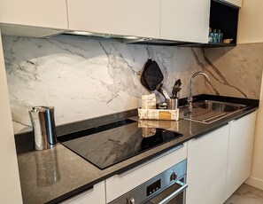 Fridge, oven, stovetop, dishwasher