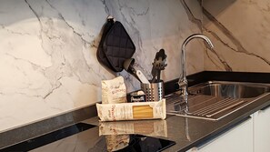 Frigorifero, forno, piano cottura, lavastoviglie