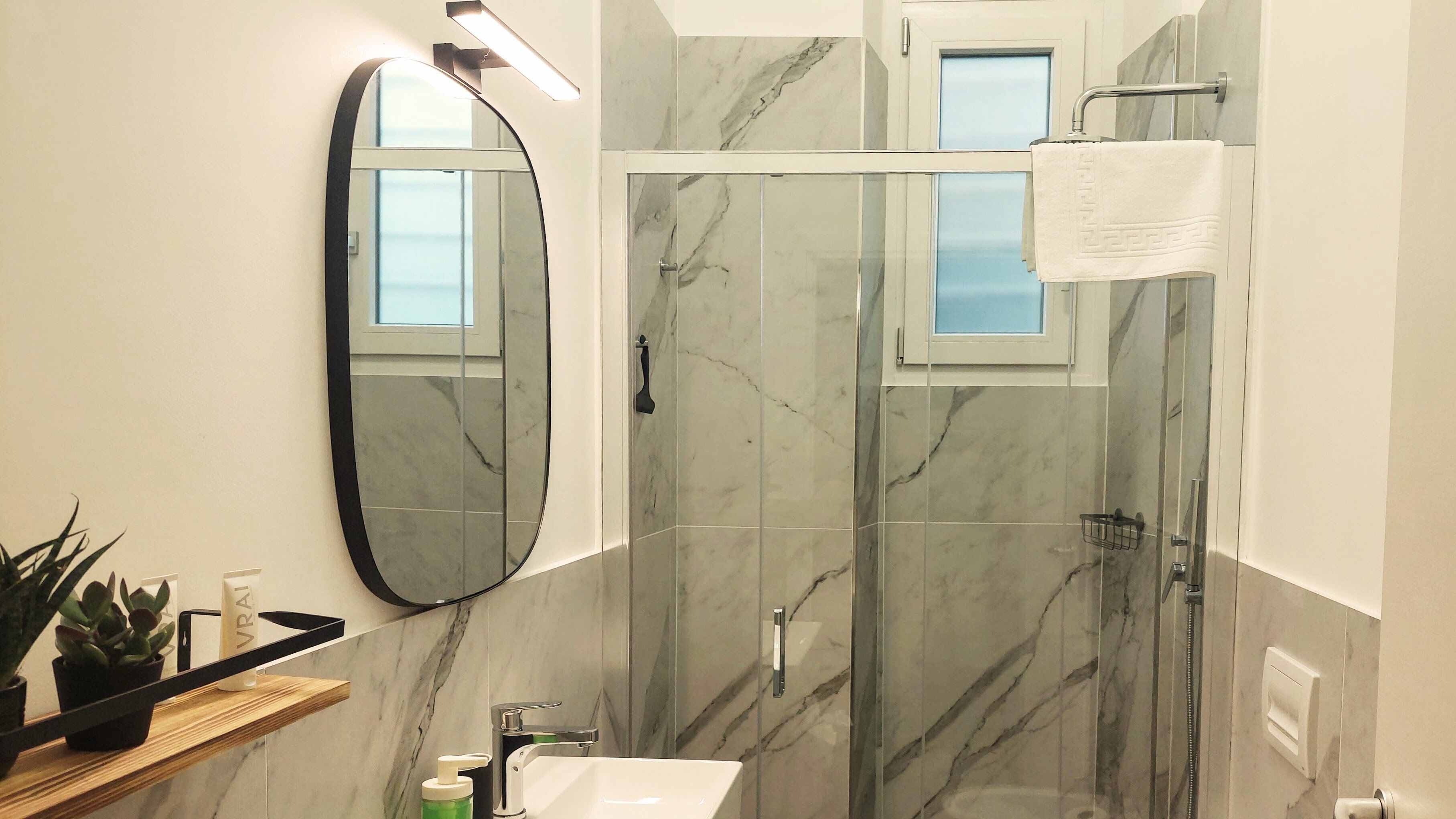 Dusche, Haartrockner, Bidet, Handtücher