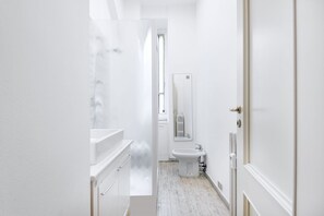 Douche, sèche-cheveux, bidet, serviettes fournies