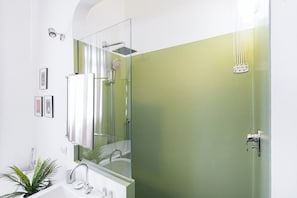 Douche, sèche-cheveux, bidet, serviettes fournies