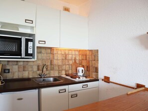 Fridge, coffee/tea maker - Bright studio in the heart of the resort with balcony (Les Orres)