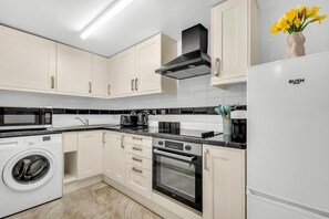 Fridge, microwave, oven, coffee/tea maker - Family Friendly, Camden Town basement Apartment - 10mins from Camden Market  (London)