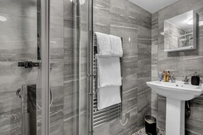 Hair dryer, towels, soap, shampoo - Family Friendly, Camden Town basement Apartment - 10mins from Camden Market  (London)