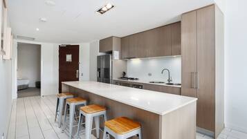 Geladeira, micro-ondas, fogão, cooktop