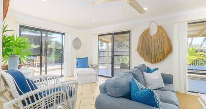 Denway House - Comfortable Living in a Quiet Neighbourhood Just Minutes from Pottsville Beach