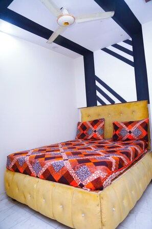 6 bedrooms, WiFi, bed sheets - Spacious 6-bedroom hotel in fabulous Lahore with AC, WiFi; attached washroom
(Lahore)
