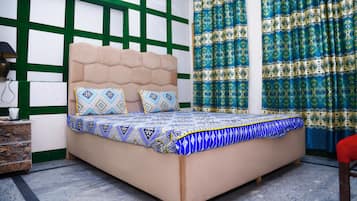 6 bedrooms, WiFi, bed sheets