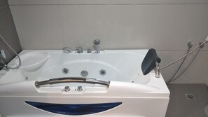 Dusj, regndusjhode, håndklær og såpe