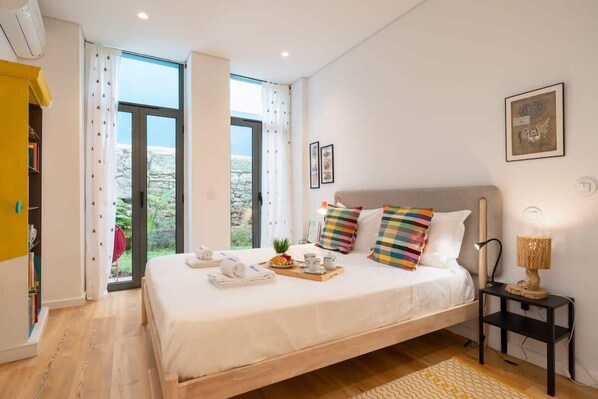 1 bedroom, iron/ironing board, WiFi, bed sheets - Stylish Urban Flat with Terrace by HostWise (Porto)