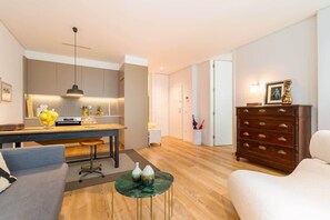 TV, offices - Stylish Urban Flat with Terrace by HostWise (Porto)