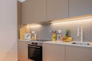 Een koelkast, een microgolfoven, een oven, een kookplaat