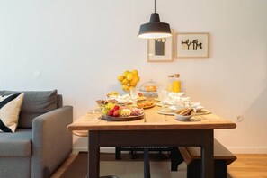 Dining - Stylish Urban Flat with Terrace by HostWise (Porto)