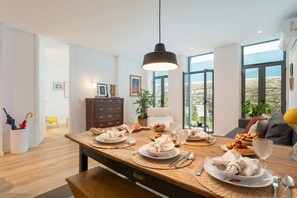 Dining - Stylish Urban Flat with Terrace by HostWise (Porto)