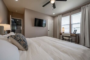 3 室のベッドルーム、デスク、アイロン / アイロン台、WiFi