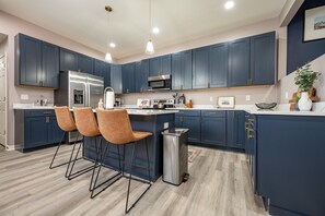 冷蔵庫、電子レンジ、オーブン、コンロ