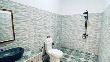 高級客房, 泳池景 | 浴室 | 免費梳洗用品、風筒、提供毛巾、番梘