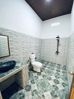 Artículos de tocador gratuitos, secador de pelo, toallas, jabón