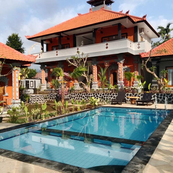 Outdoor pool, open 7:30 AM to 9:00 PM, sun loungers - Villa Jepun (Buleleng)