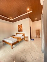 Escritorio, wifi gratis y ropa de cama 