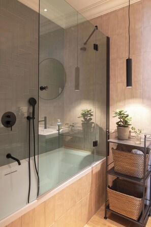 Apartment, Terrasse, Stadtblick | Badezimmer | Haartrockner, Handtücher, Seife, Shampoo