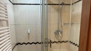 apartman | Fürdőszoba | Zuhanyzó és törölközők