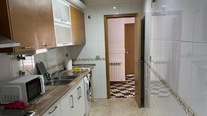 apartman | Privát konyha | Hűtőszekrény, mikrohullámú sütő, sütő és főzőlap