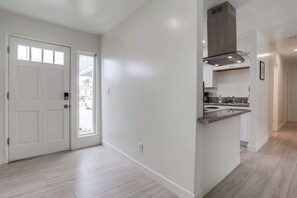 Fridge, microwave, oven, stovetop - A/C, 3 blocks to beach, dogs, shopping, dining (San Diego)