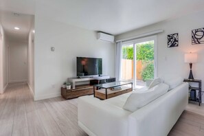 TV, offices - A/C, 3 blocks to beach, dogs, shopping, dining (San Diego)