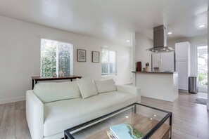 TV, offices - A/C, 3 blocks to beach, dogs, shopping, dining (San Diego)