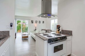 Fridge, microwave, oven, stovetop - A/C, 3 blocks to beach, dogs, shopping, dining (San Diego)