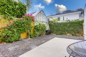 Property grounds - A/C, 3 blocks to beach, dogs, shopping, dining (San Diego)