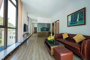 Apartment, Stadtblick | Wohnbereich | 45-Zoll-Smart-TV mit Digitalempfang, Netflix, Hulu