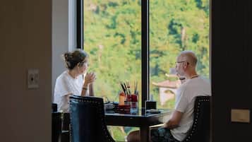 Desayuno con opciones de la cocina local incluido todos los días