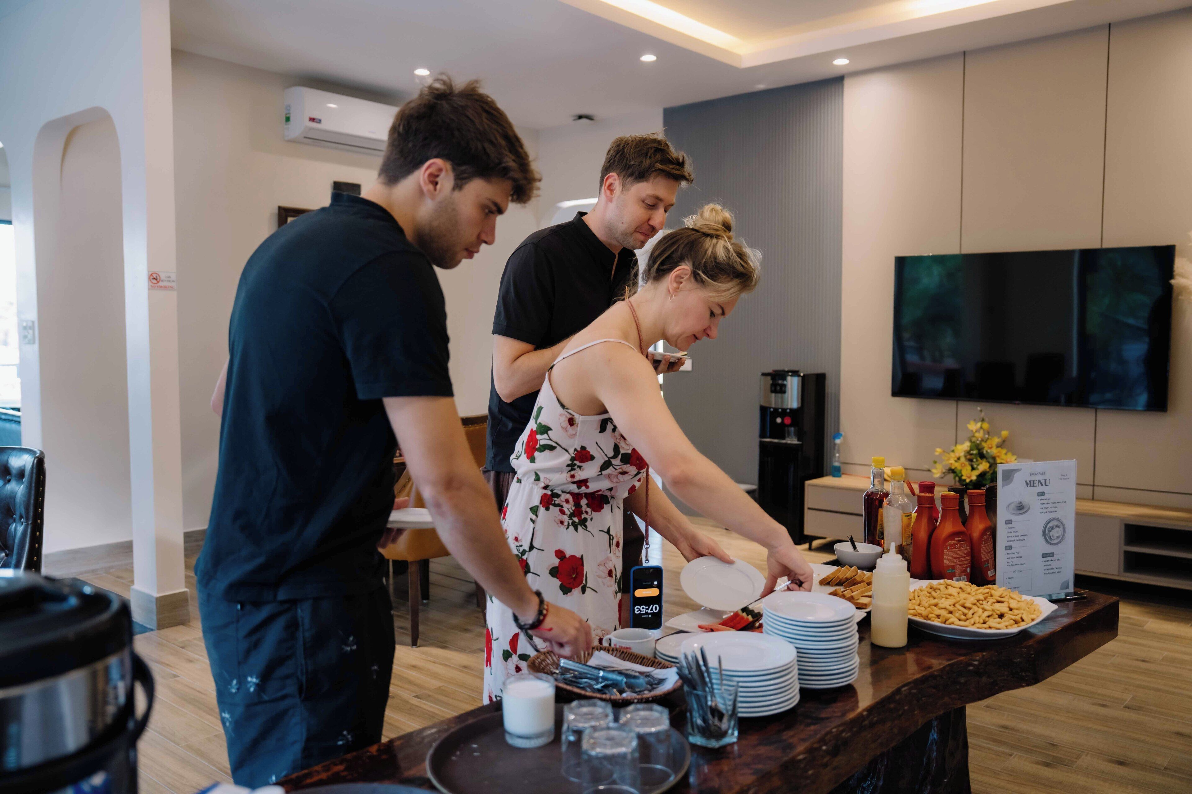 Un espace cuisine moderne avec un buffet, comprenant des assiettes, des bols et un panneau affichant le menu.