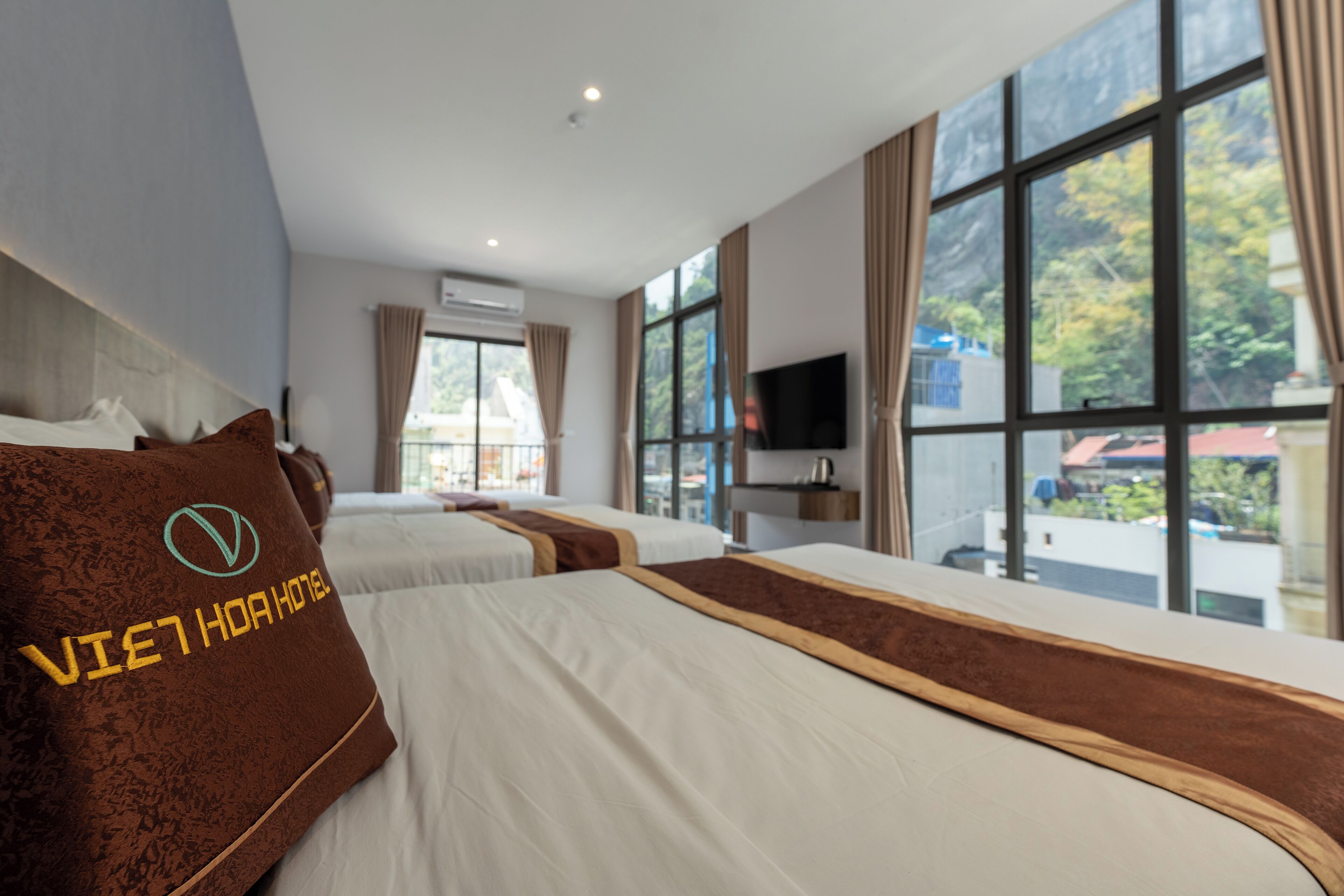 Deluxe Triple Room, Multiple Beds, Non Smoking, Balcony | Memory-foam beds, in-room safe, laptop workspace, blackout curtains