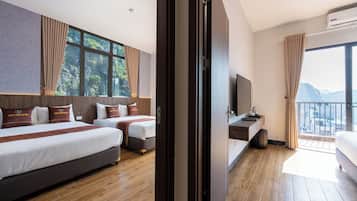 Familiekamer, 3 slaapkamers, balkon, uitzicht op de stad | Bedden met traagschuimmatrassen, een kluis op de kamer