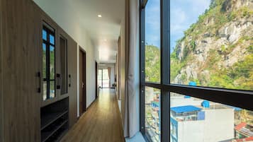 Apartment, Stadtblick | Wohnbereich | 45-Zoll-Smart-TV mit Digitalempfang, Netflix, Hulu