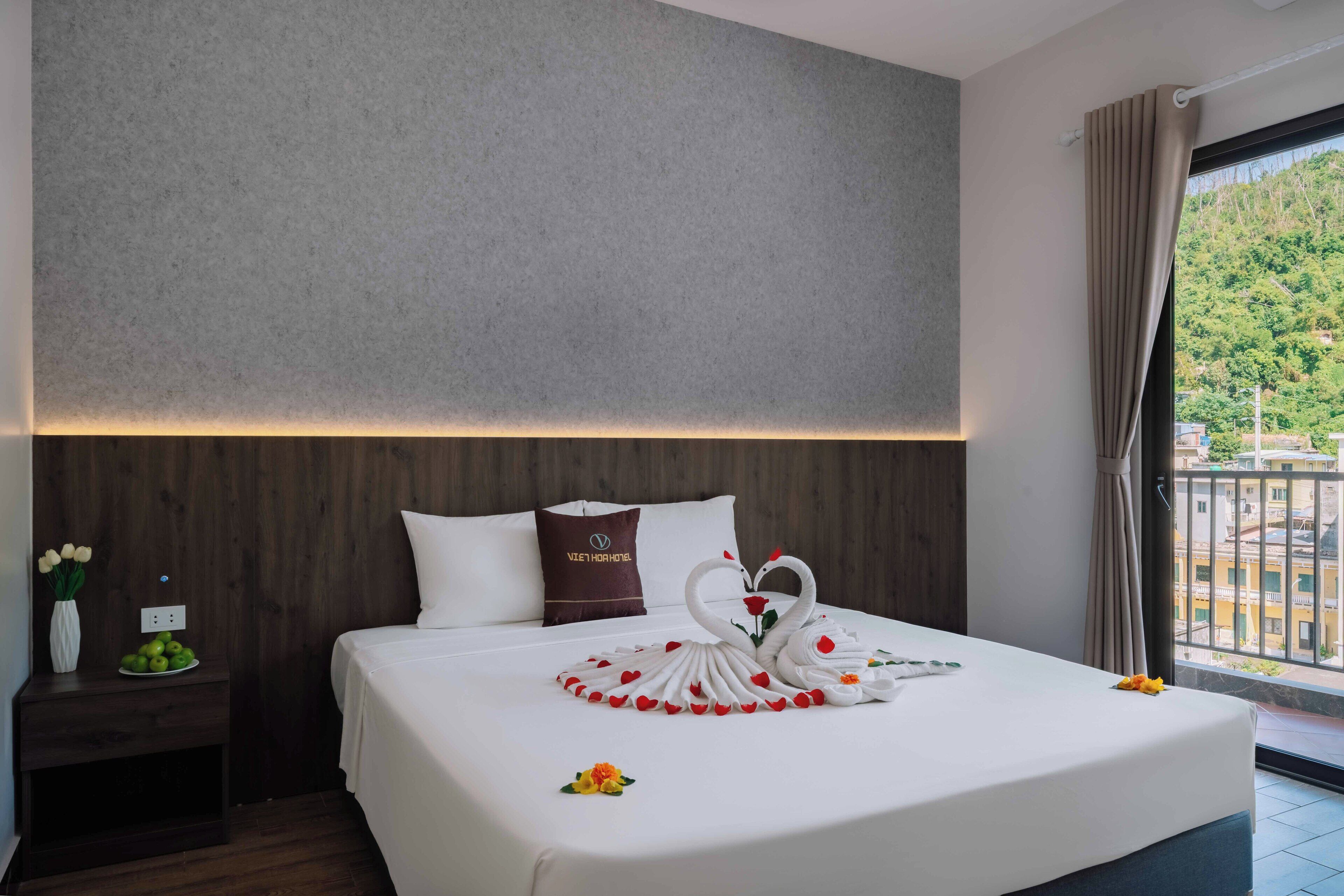 Deluxe Apartment, 2 Bedrooms, Balcony, Mountain View | Memory foam beds, in-room safe, laptop workspace, blackout drapes