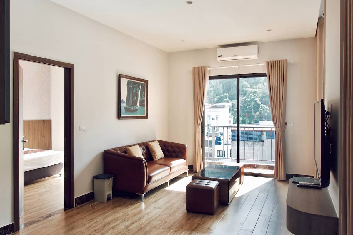 Apartamento luxo, 2 quartos, sacada, vista para a montanha | Área de estar | Smart TV 45 polegadas com canais digitais