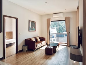 Apartment, Bergblick | Wohnbereich | 45-Zoll-Smart-TV mit Digitalempfang, Netflix, Hulu