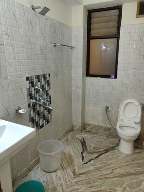 Shower, rainfall showerhead, towels, soap - Pacific Hotels Vista Gangtok (Gangtok)