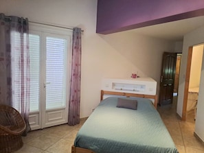 3 chambres, bureau, fer et planche à repasser, lit de bébé portatif
