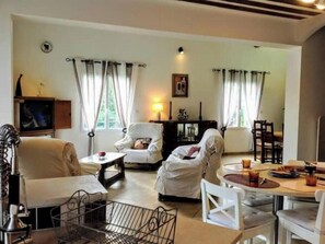 Een televisie, boeken en een stereo